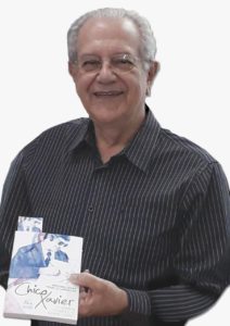 Antonio Cesar Perri de Carvalho com seu livro, Chico Xavier: O Homem, a Obra e as Repercussões